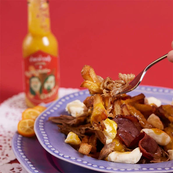 POUTINE À L’EFFILOCHÉ DE CANARD CONFIT, BACON ET SAUCE KUMQUAT CRUSH