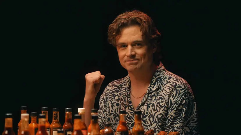 Arnaud Soly transpire (et rit) avec La Fruit Défendu dans Hot Ones Québec